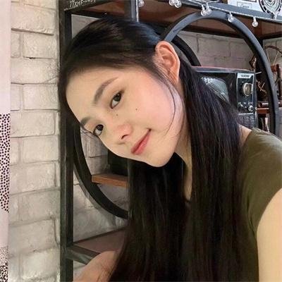 与一位女士合影